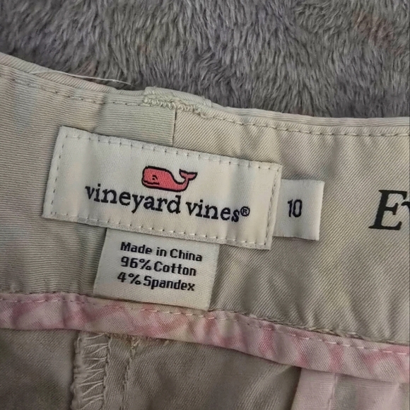 Vineyard Vines Beige Bermuda Shorts w Front & Back Pockets! Size 10 - Picture 2 of 4